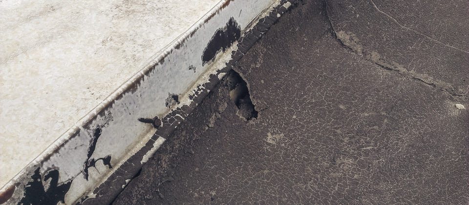 Трещины и разрыв ковра у металлического свеса — поиск и ремонт протечек плоской кровли
