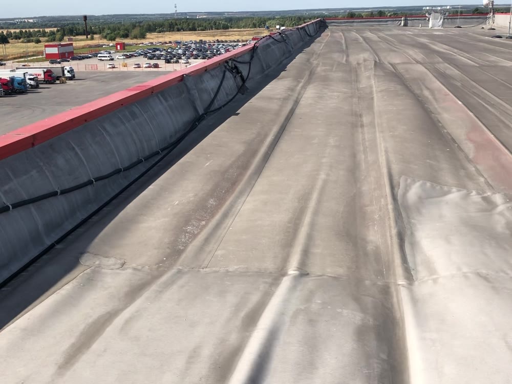 Вздутие мембраны в ветровой зоне у парапета