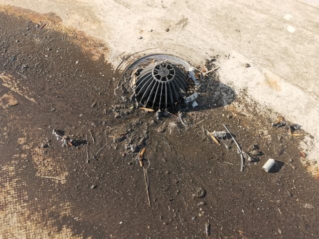 Засорённая водосточная воронка — причина застоя воды