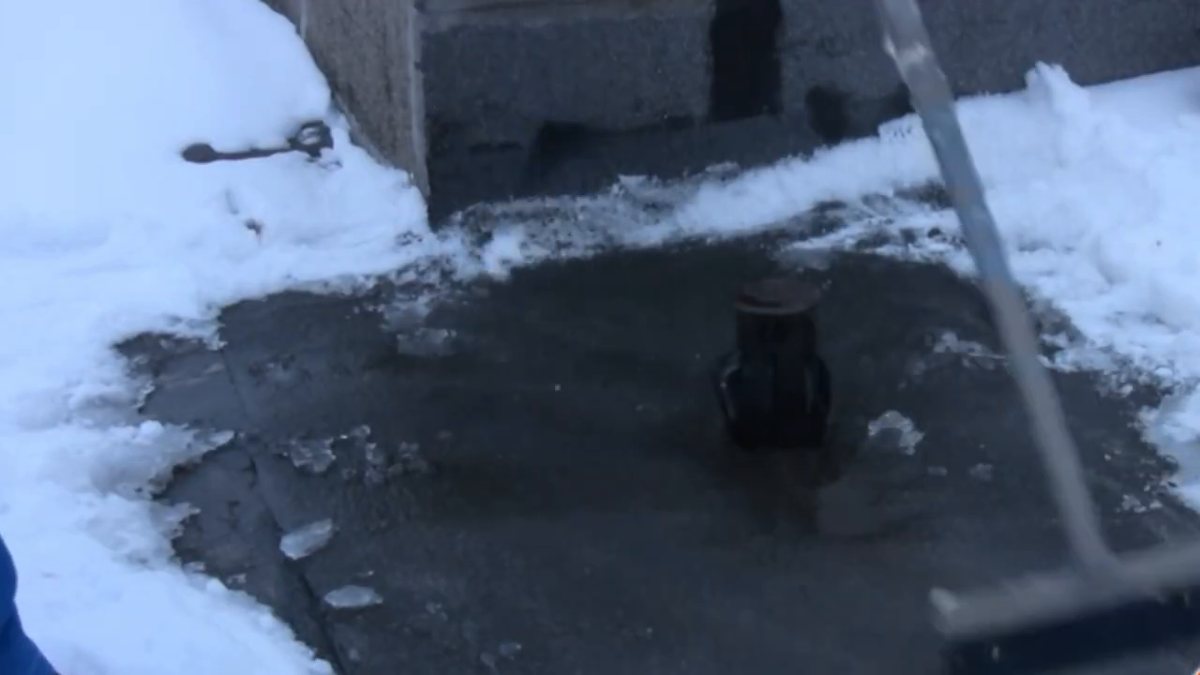 Снег и талая вода у воронки при оттепели — поиск и ремонт протечек плоской кровли