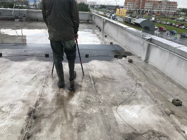 Поиск ЭВК на пролитой кровле. Обнаружение протечек кровли, диагностика и ремонт — гипермаркет «Глобус», Тверь