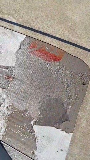 Деградировавшая мембрана на участке без геотекстиля