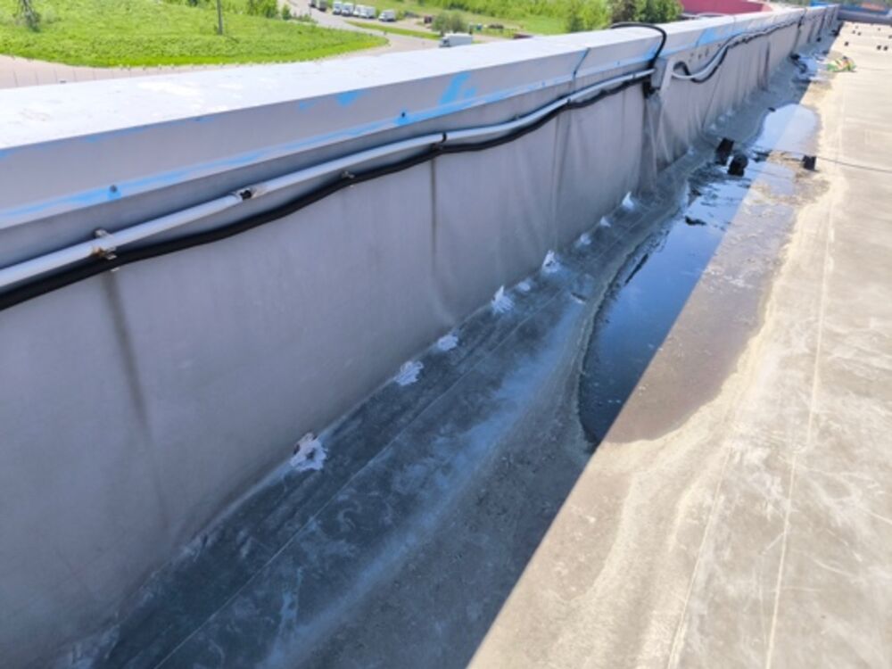 Застой воды вдоль парапета