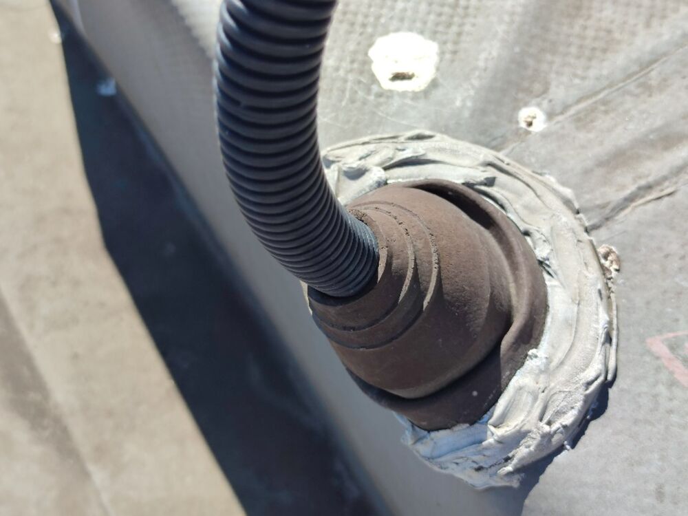 Кабель в гофре заведён в кровлю на герметике, без «гусака»